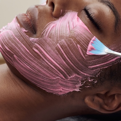 Les bienfaits du massage facial : Améliorer la santé et le bien-être de la peau
